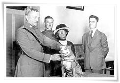 Le chien Stubby décoré par le général Pershing