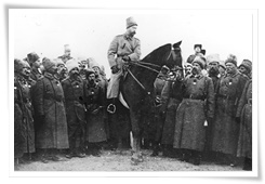 Le tsar Nicolas II en officier cosaque entouré de soldats
